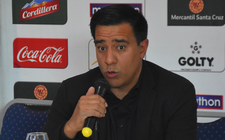 $us 2.000 por presentación