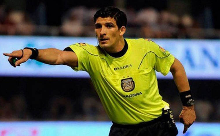 Árbitros de Argentina y Ecuador 