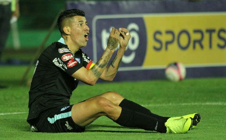 Arce esta con un golpe en la rodilla