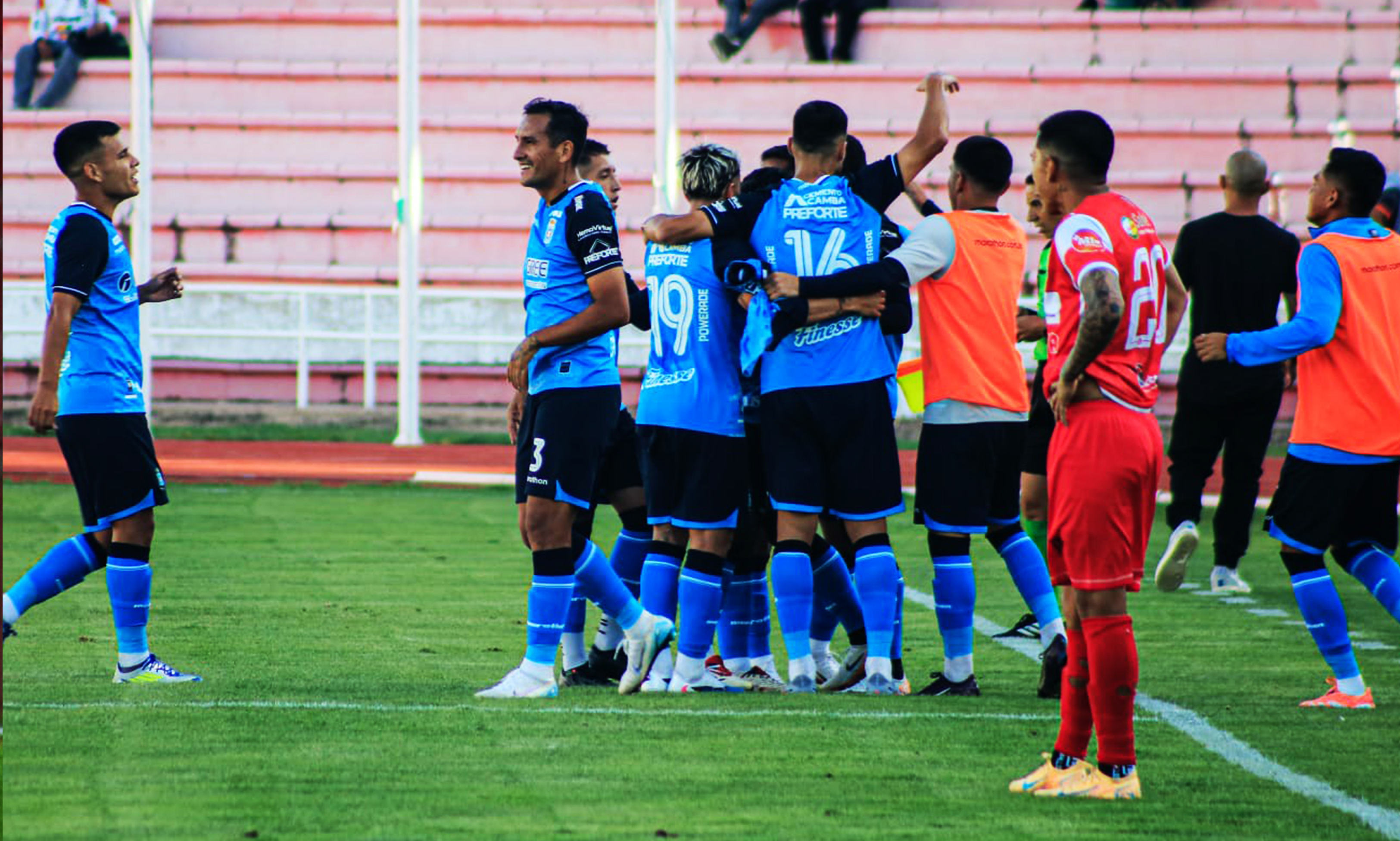 Blooming solo siguió aplastando a Independiente en Sucre esta tarde