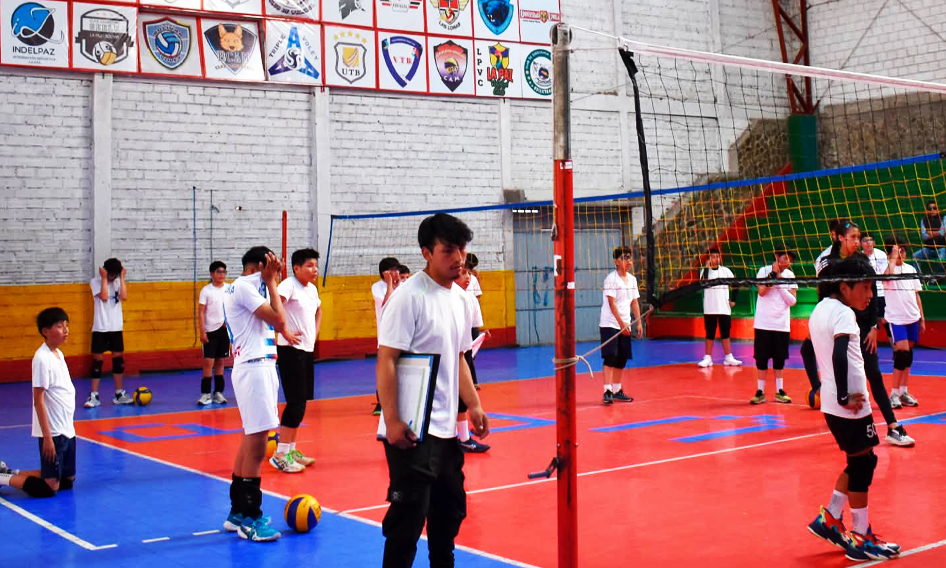 Carlos Marín destaca el crecimiento del voleibol paceño
