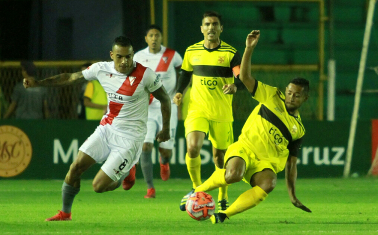 Destroyers gana en la lluvia