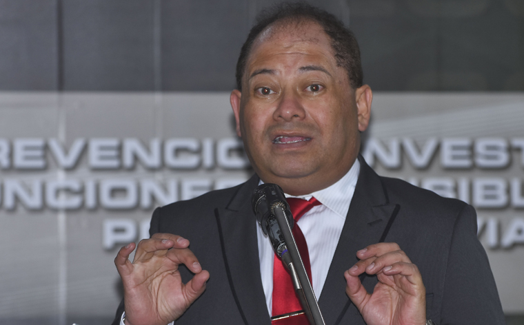 Don Carlos se queda