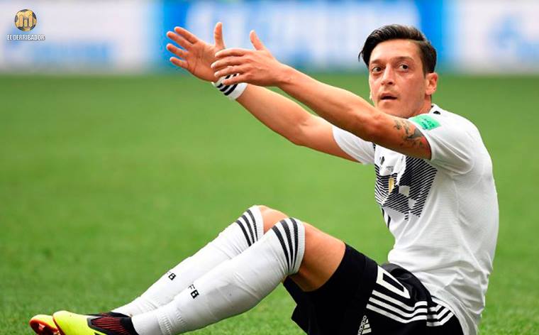 Evo bancó a Özil