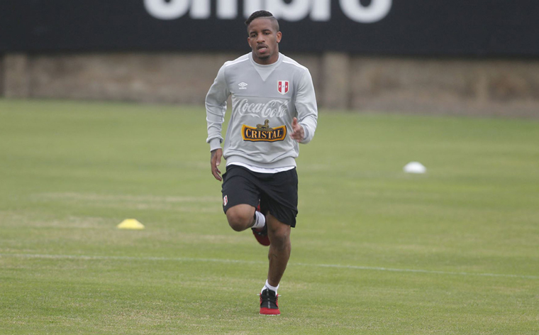 Farfán llegó anoche totalmente resguardado