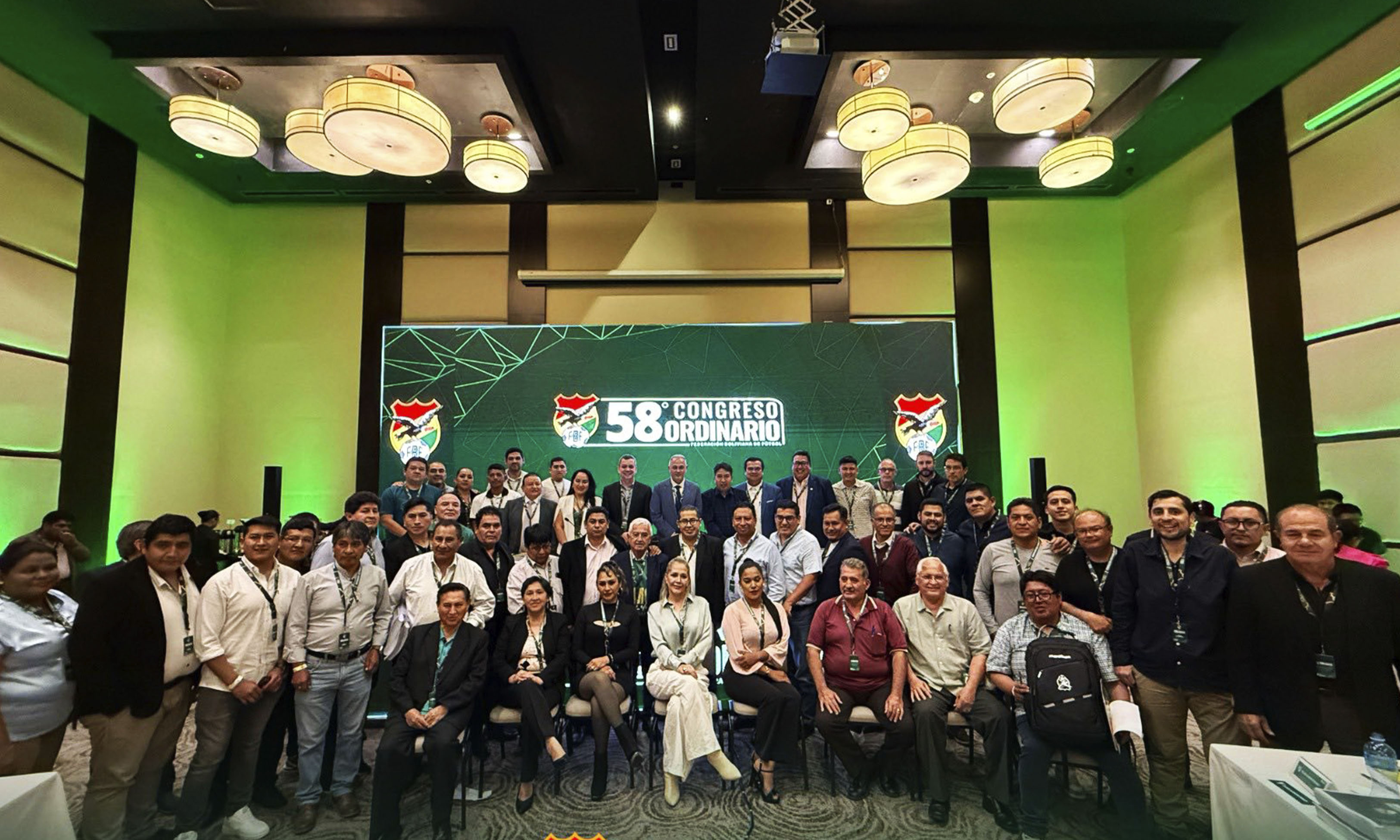 Fernando Costa sale más fuerte del Congreso