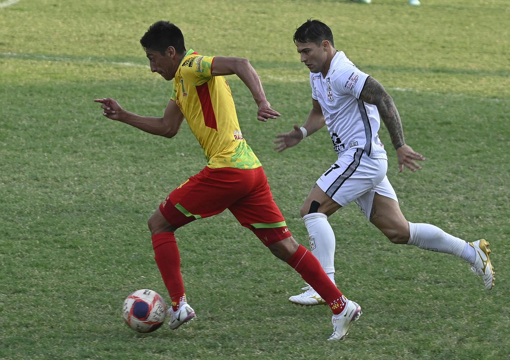 Juegan por mantener la punta 