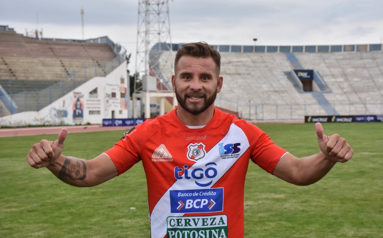 Nacional golpea primero