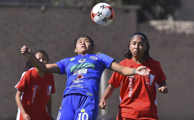 Piden unir al fútbol femenino