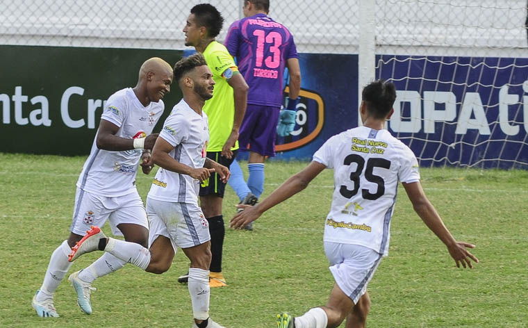 Real Santa Cruz doblegó a Aurora