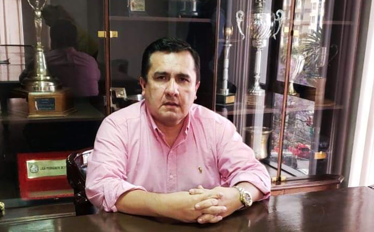 Robert Blanco hace sus movimientos