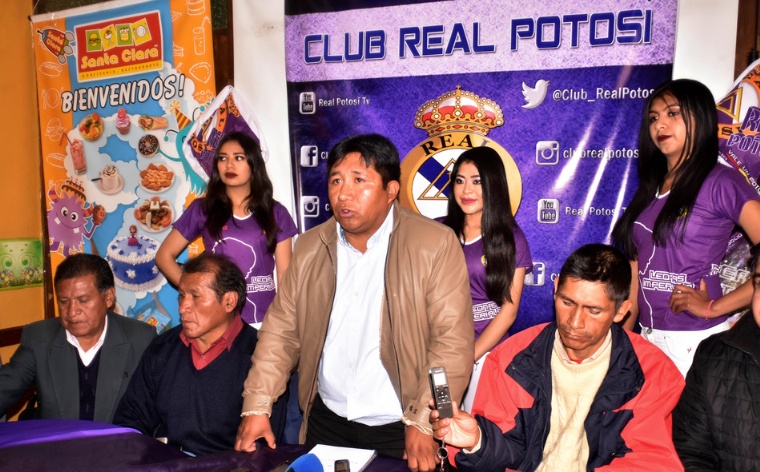 Santos asume el mando