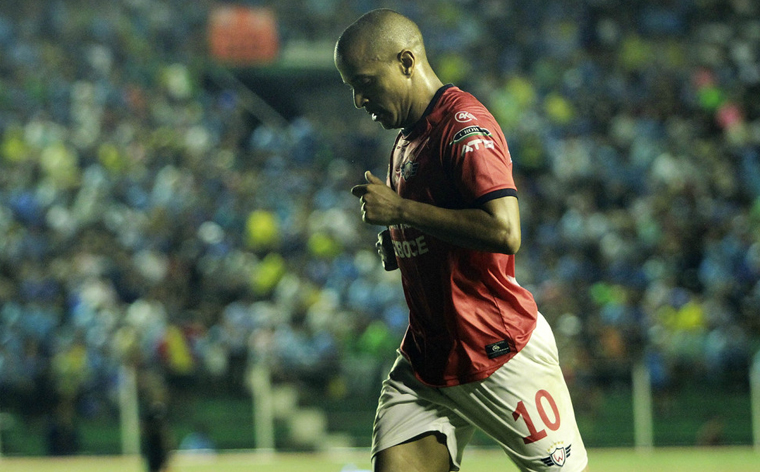 Serginho protesta por racismo