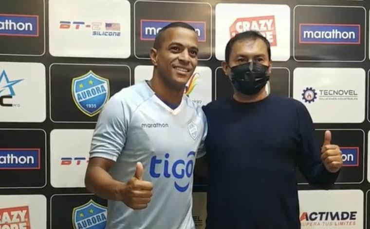 Serginho viste de celeste 