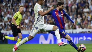 ¿Cada cuántos minutos le pega al arco Messi?