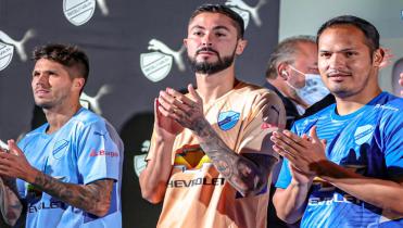 Bolívar presentó tres camisetas