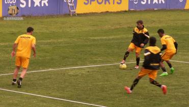 Con pizarra en cancha