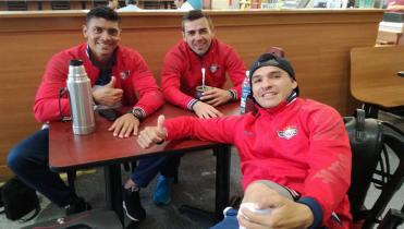 Con tres adelante