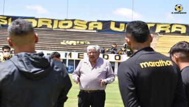 Crespo pagó sueldos antes del clásico
