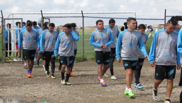 El Santo tras un delantero brasileño