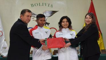 Fue entregada la bandera a los deportistas  que viajan a Paraguay