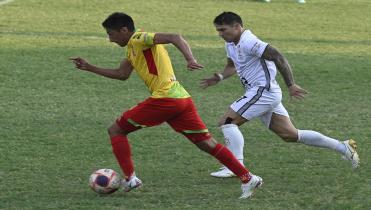 Juegan por mantener la punta 