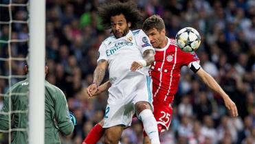 La toque con la mano