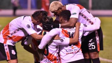 Nacional frenó al líder