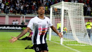 Pari quiere a Clarke