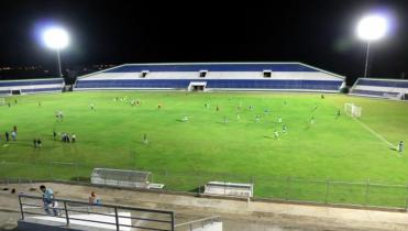 Se acomoda a la cancha