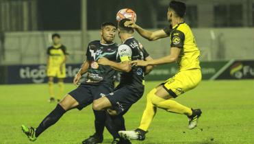 Se pelea abajo también