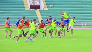 Universitario repite