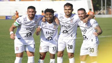 Victoria sostenida por diez hombres