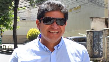 Villegas continúa al mando