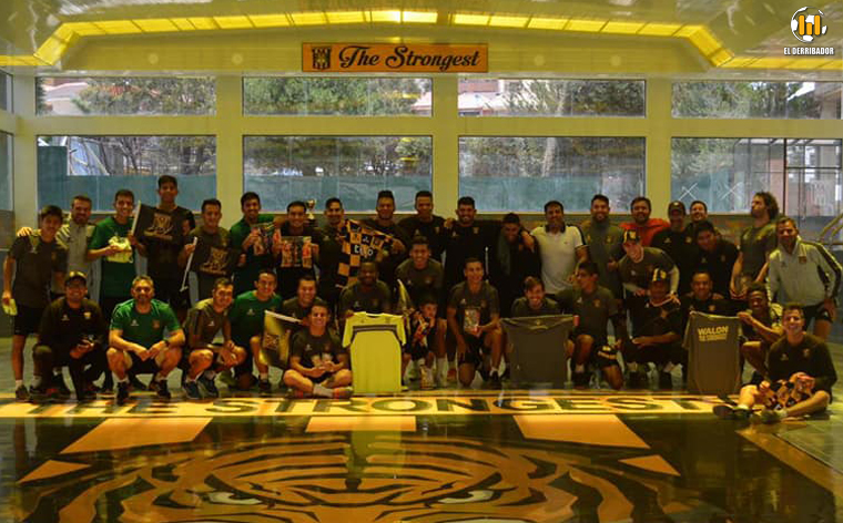 Tigre al agua