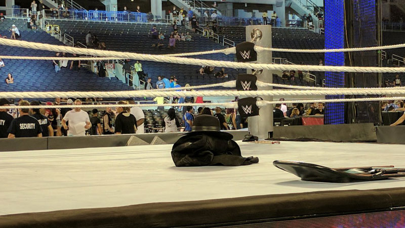 Traje del Undertaker se quedó en el ring de WrestleMania