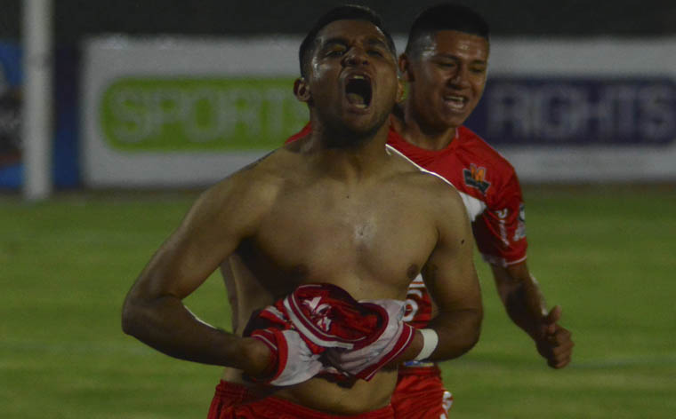  Triunfo ajustado