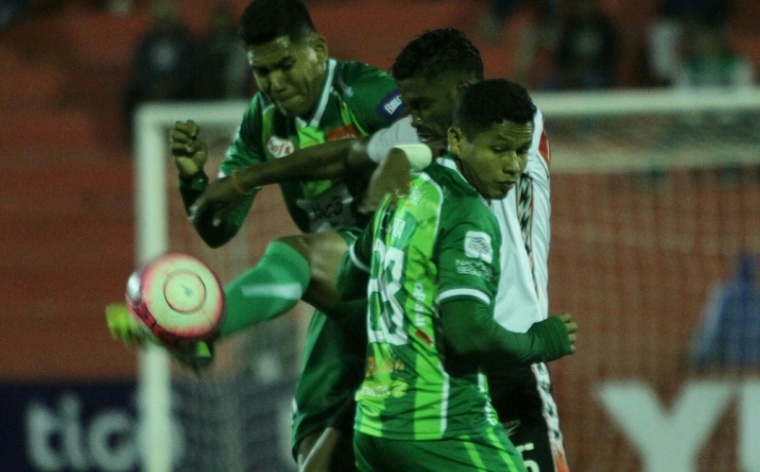 Triunfo por la mínima