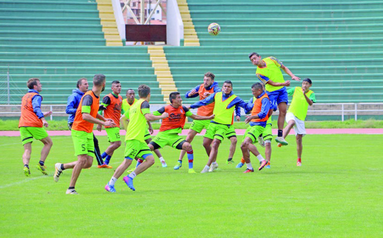 Universitario repite