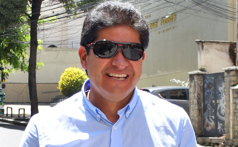 Villegas continúa al mando