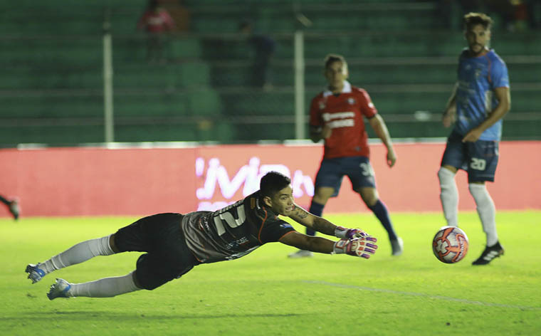 Wilstermann sigue firme